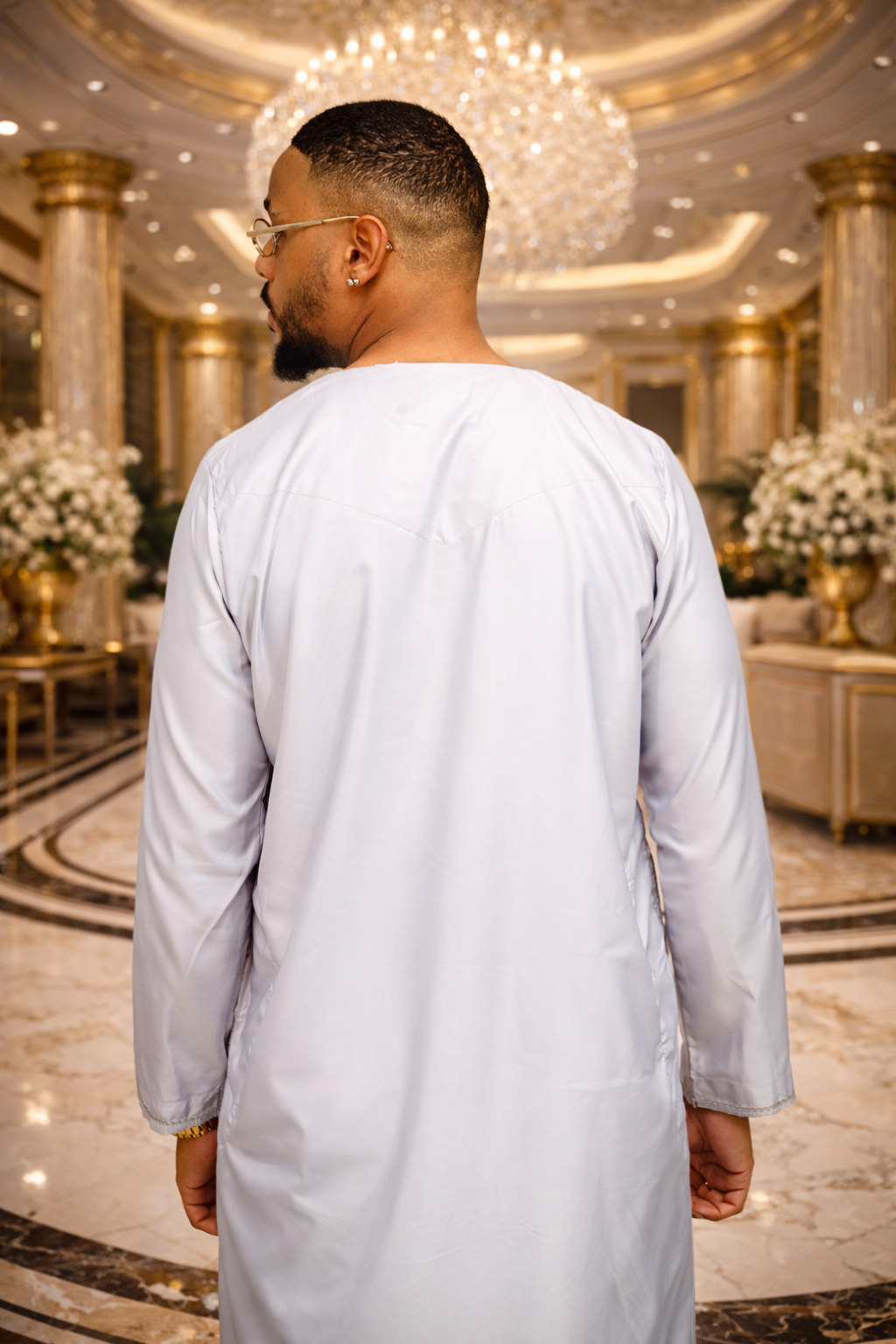 Qamis Émirati – Élégance et Prestige du Golfe